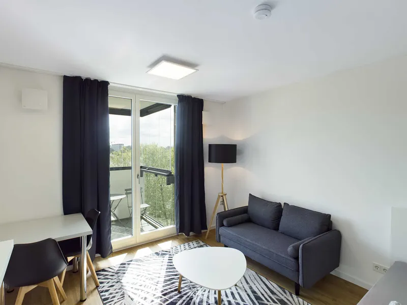 Möbiliertes Studio mit EBK, Aufzug & Balkon - 25 Mins zum Alexanderplatz — photo 1